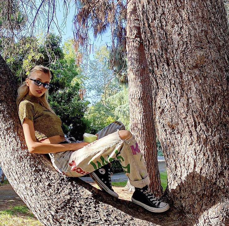Супермодель Стелла Максвелл пьет зеленый смузи и залезает на деревья в самых необычных летних джинсах