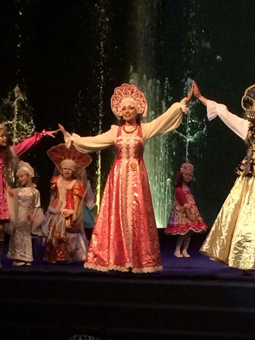 Красноярка показала жюри красивый танцевально-театральный номер в русском народном костюме