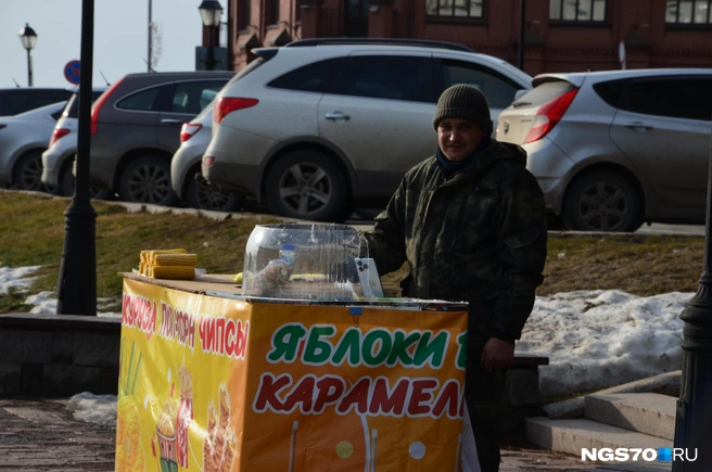 На набережной уже продают кукурузу и яблоки в карамели | Источник: Мария Лобанова / NGS70.RU 