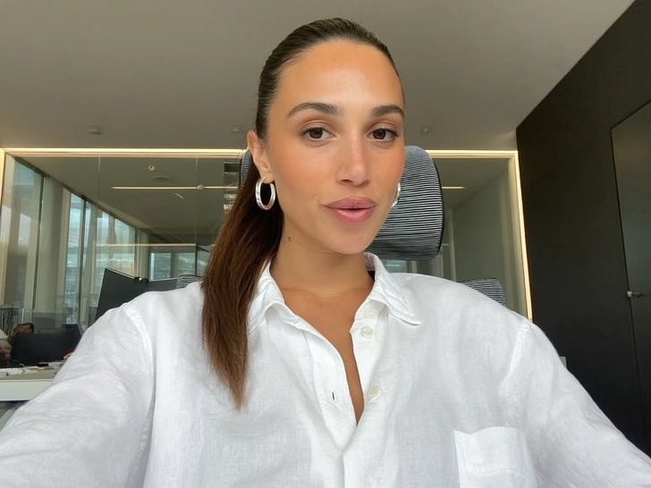 прическа на корпоратив, быстрая прическа, прическа на корпоратив на средние волосы, укладка на корпоратив, волосы на корпоратив, прическа на вечер | Источник: theDay/higgsfield