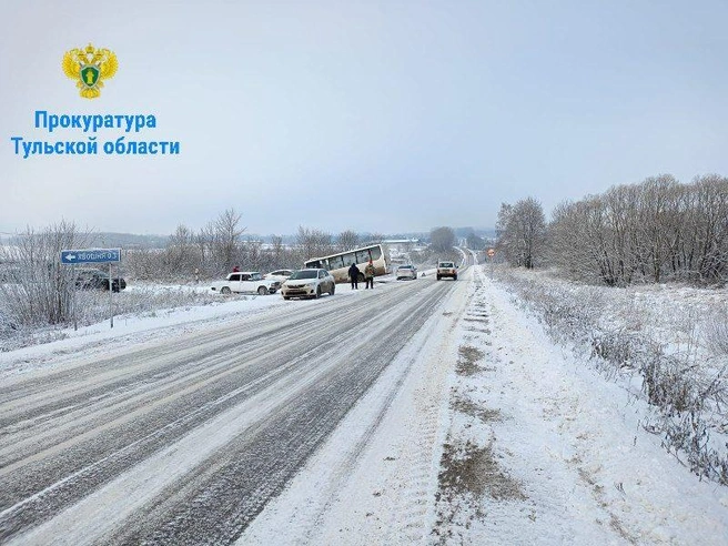 Пассажирский автобус вылетел с трассы из-за ДТП | Источник: Прокуратура Тульской области