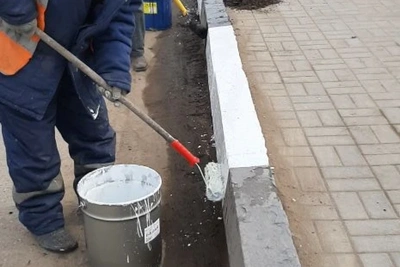 Астраханские коммунальщики очищают каналы и приводят в порядок мосты