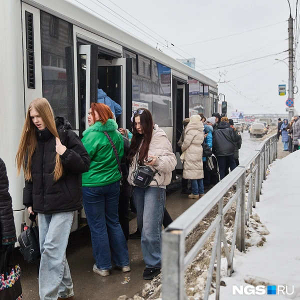 Автобус № 14 высадил пассажиров за забором | Источник: Александр Ощепков / NGS.RU