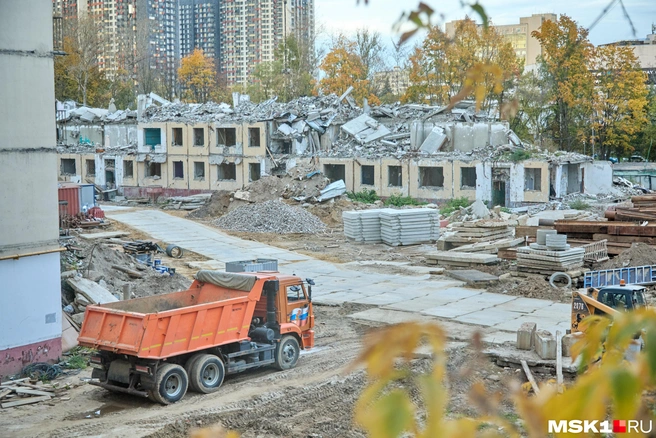 Вид на стройку из окон девятиэтажного дома  | Источник: Дмитрий Толстошеев / MSK1.RU
