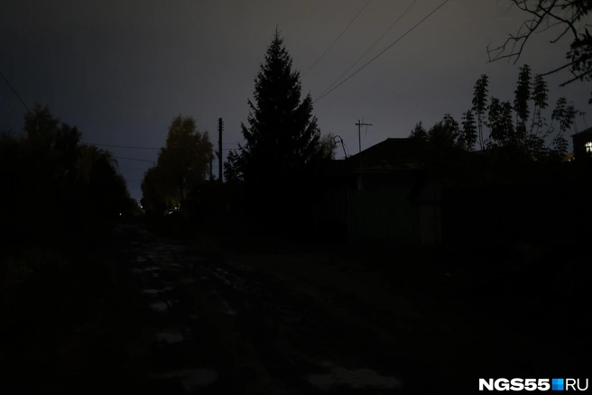 Многие признаются, что боятся выходить вечером на улицу. Ночью хоть глаз выколи | Источник: Евгений Софийчук / NGS55.RU