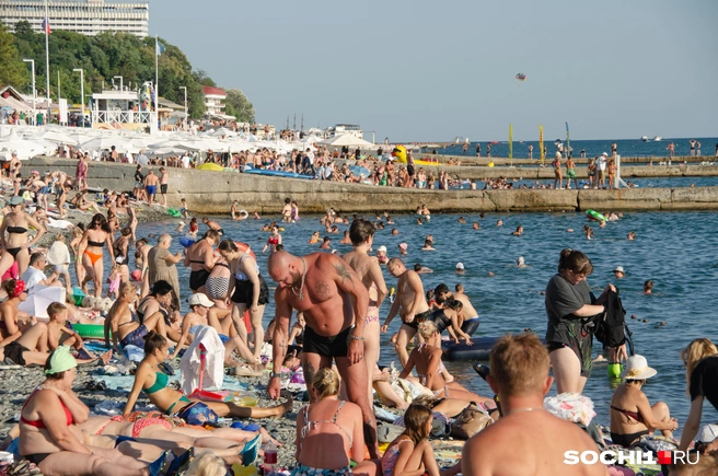 Последние дни лета поманили всех к морю — у многих отпуск скоро кончится | Источник: Оксана Витязь / SOCHI1.RU