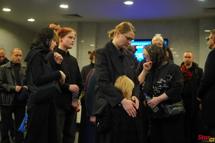 Жена Романа Попова Юлия с дочками и сыном | www.starhit.ru