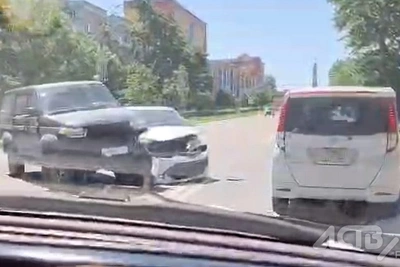 Внедорожник и седан столкнулись на ул. Ленина в Южно-Сахалинске
