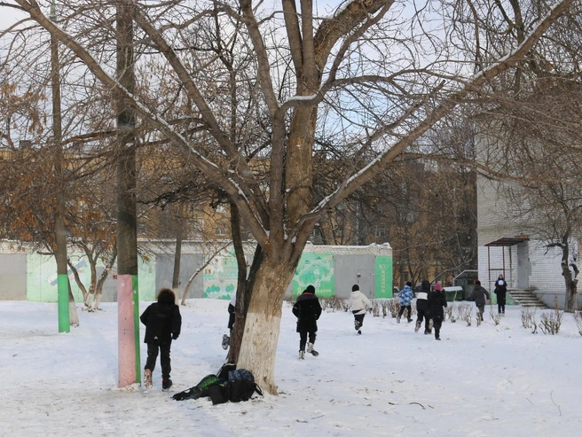 Детям якобы не хватает места в имеющемся тамбуре | Источник: МБОУ «Школа № 130» / Vk.com