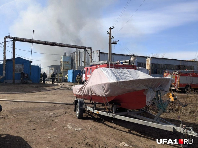 Пожар в лодочном цеху Уфы | Источник: Булат Салихов / UFA1.RU