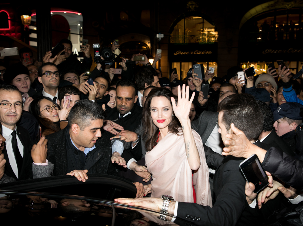 Анджелина у парижского бутика Guerlain | marieclaire.ru