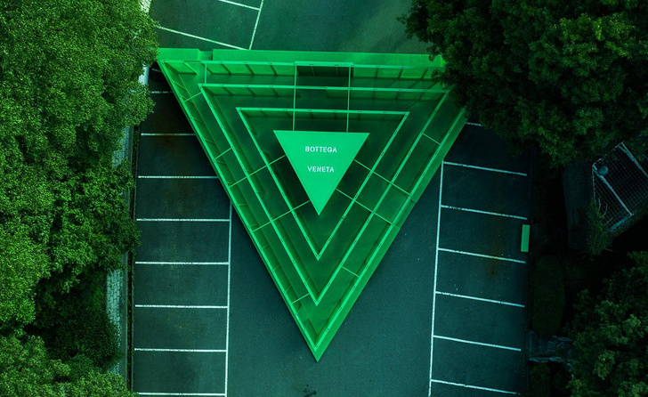 Зеленая арт-инсталляция на парковке в Сеуле
