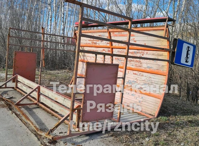 Около завода «Технониколь» из-за сильного ветра упала остановка | ya62.ru