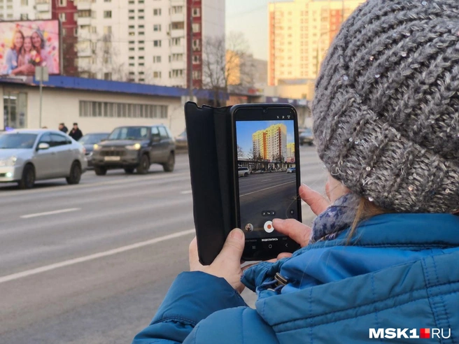 Люди снимают точку, где произошел взрыв в отделении банка | Источник: Михаил Мечев / MSK1.RU