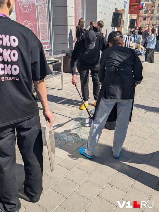 Стекло витрины, очевидно, не выдержало эмоций гостей нового ресторана | Источник: читатели V1.RU