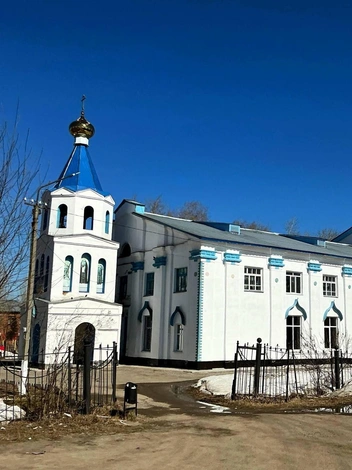 В этом здании сначала работал местный драмтеатр, потом&nbsp;— Дом пионеров. Сейчас здесь размещается Свято-Никольский храм | Источник: «Архитектурные излишества» / Telegram
