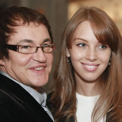 Уехала в отпуск с детьми без любовника и отписалась от него в соцсетях: что происходит в отношениях Полины Дибровой и Романа Товстика