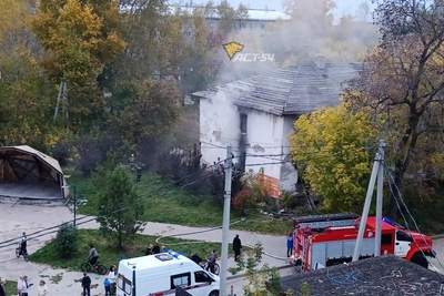 На Грибоедова в Новосибирске загорелось двухэтажное здание