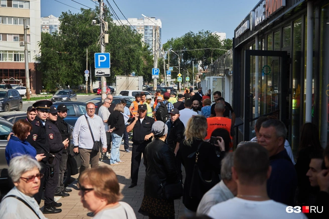 Несмотря на большое скопление людей, всё проходило спокойно | Источник: Роман Данилкин / 63.RU