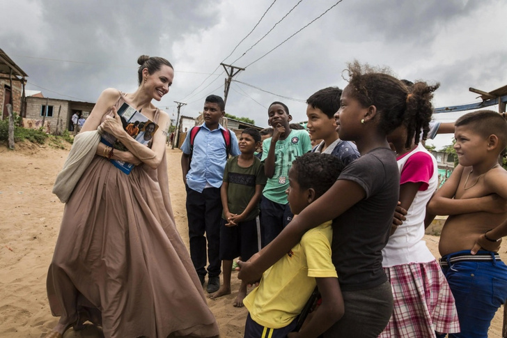Костяная рука: Анджелина Джоли снова напугала изможденными конечностями со вздутыми венами