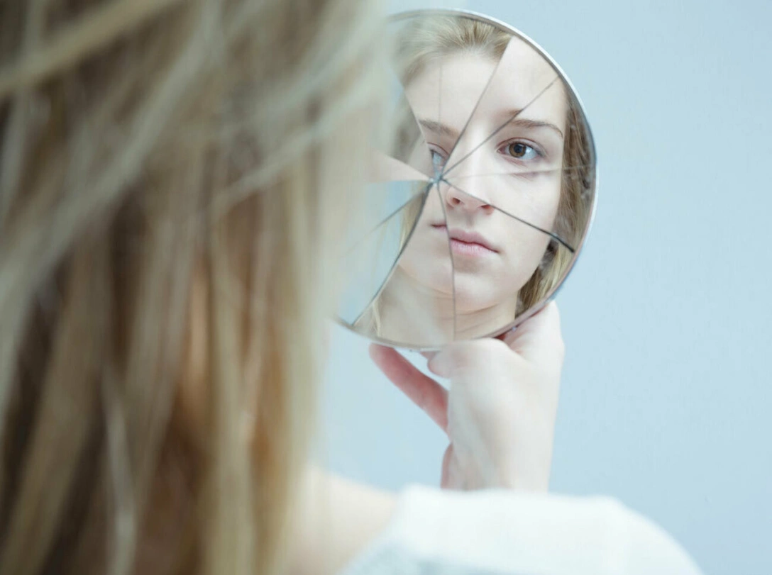 Не «модный» диагноз, а серьезное заболевание: что такое биполярное расстройство | marieclaire.ru