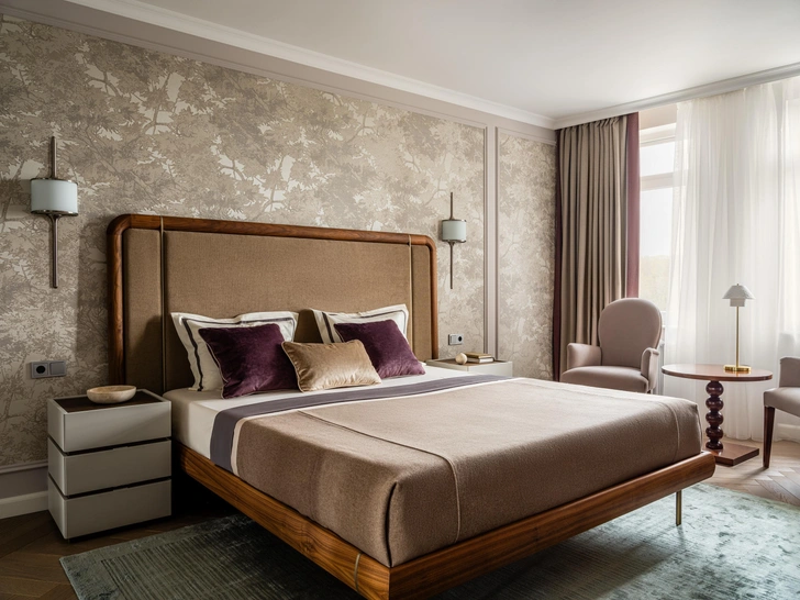 Обои, Armani Home. Кровать, Porada. Прикроватные тумбы, Sangiacomo. Декоративные подушки и покрывала, Enere.it. Постельное белье, Сlaire Batiste Atelier. Живопись Татьяны Тимофеевой. Бра, Natural Concepts. | Источник: Евгений Кулибаба. Стиль: Людмила Кришталева