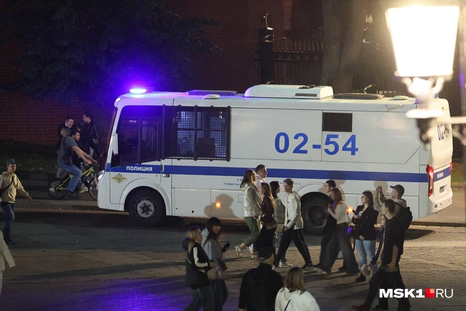 Припаркованы несколько автозаков | Источник: Артем Устюжанин / MSK1.RU