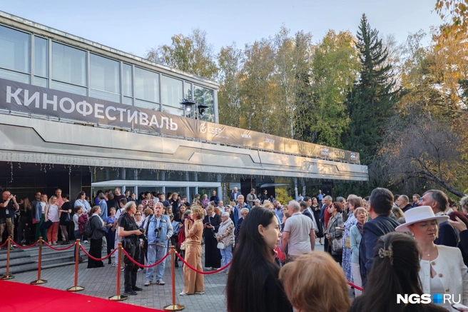 У Дома ученых собралось много гостей  | Источник: Маргарита Резникова / NGS.RU 