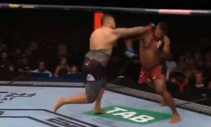 Боец MMA остановил яростную атаку противника неуловимым нокаутом (видео)