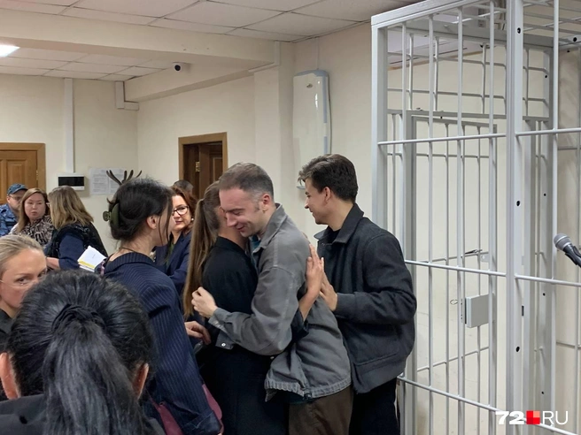 Чурсин не сдерживал эмоций и обнимался со своими сторонниками | Источник: Никита Кифорук / 72.RU