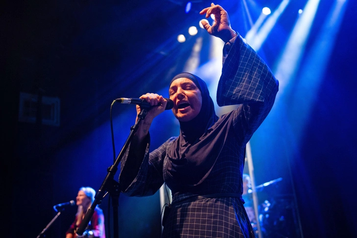 Шинейд О'Коннор выступает в Shepherd's Bush Empire 16 декабря 2019 года в Лондоне, Англия