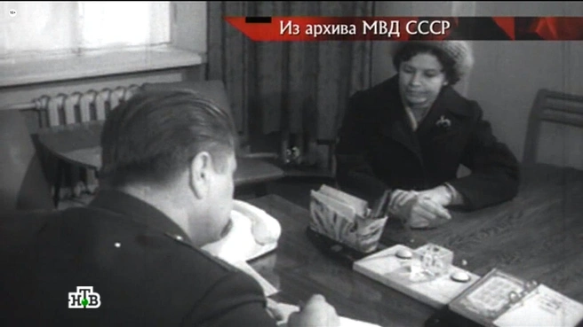 Соседка на допросе рассказывает о мимолетной встрече с человеком в белой шляпе | Источник: программа «Следствие вели», выпуск от 17 октября 2015 года