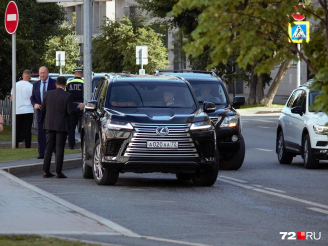 Машины останавливались не только на парковке, но и на близлежащей остановке. Гости проходили несколько десятков метров | Источник: Павел Красоткин / 72.RU