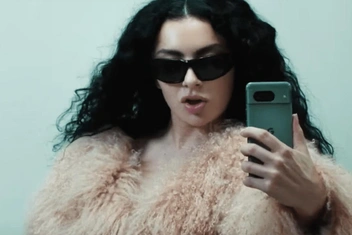 В чем сила brat: о чем хитовый и самый психологический альбом Сharli ХСХ