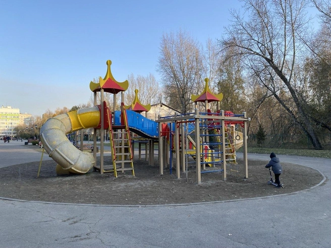 Много в микрорайоне и детских площадок | Источник: Ирина Господаренко / NGS22.RU