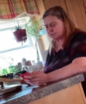 Женщина придумала способ мстить телефонным спамерам (видео)