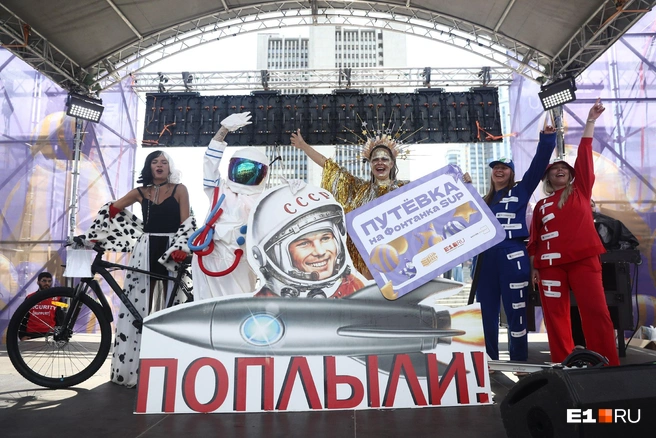 Алина и Женя решили сделать космические костюмы | Источник: Александр Ощепков / Городские медиа