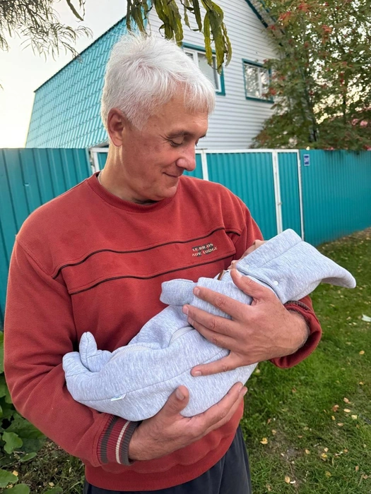 Депутат готов носить внучку на руках | Источник: Игорь Бруслиновский / VK.com