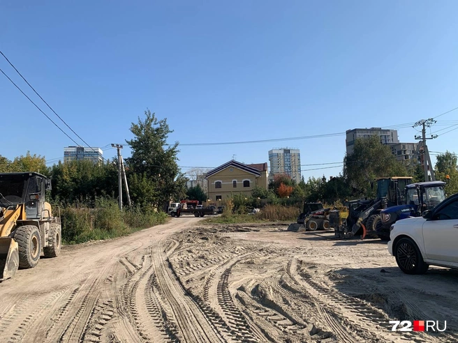 Перед домом&nbsp;— множество техники | Источник: Никита Кифорук / 72.RU