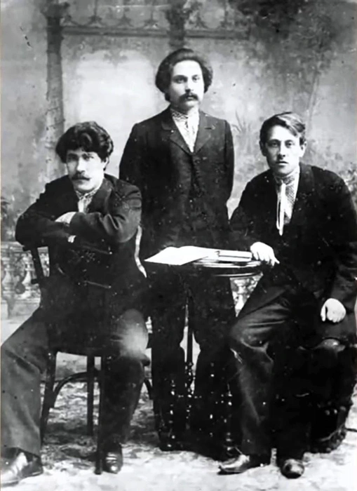 Петлюра (справа) и его товарищи. Снимок 1905 года | Источник: неизвестный автор / Wikimedia Commons