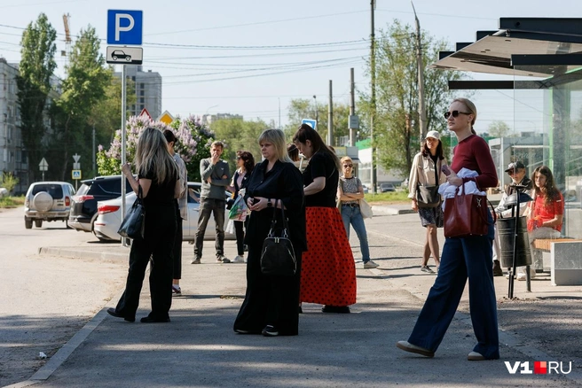 Кому-то повезло впервые прокатиться на безрельсовом городском транспорте | Источник: Алексей Волхонский / V1.RU