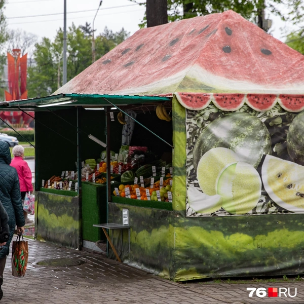 «Арбузная» лавка стоит возле ТЦ «Флагман» | Источник: Кирилл Поверинов / 76.RU