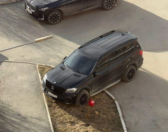 Но даже на общем фоне академовских горе-парковщиков выделяется этот Mercedes (госномер Т583ВС 774) | Источник: читатель 74.RU