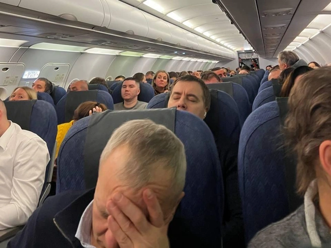 Эмоции задержанных пассажиров ярко отразились на лице одного из мужчин в салоне. | Источник: читатель E1.RU