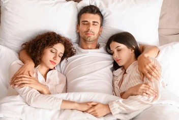 «Любимая хочет смотреть на мой секс с другой женщиной»