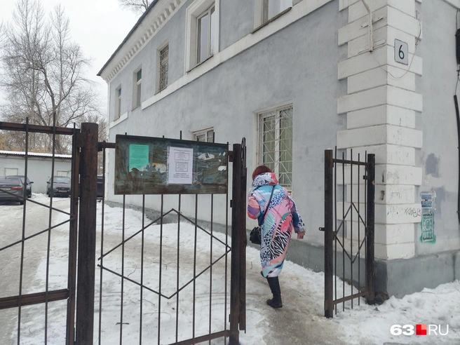 Когда идешь к судебным приставам, следует обращаться по месту жительства должника. В нашем случае это Кировский район. Так выглядит ОСП Кировского района  | Источник: Александра Исмайлова / 63.RU 