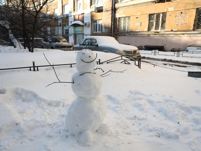 Снеговики слеплены из относительно чистого снега. | Источник: Владислав Лоншаков / E1.RU