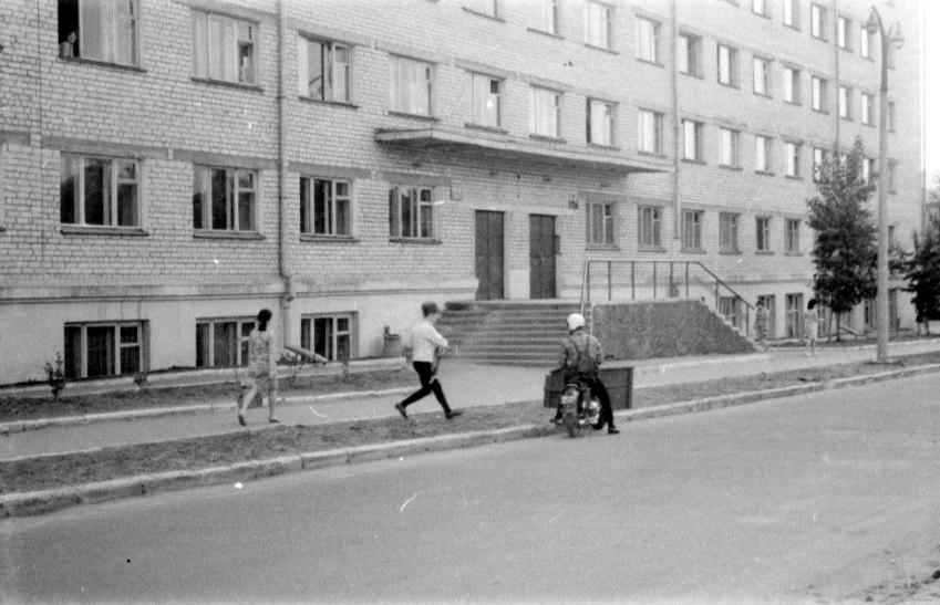 Середина 1970-х. Общежитие пединститута на улица Журавлёва | Источник: Алексей Шегера / группа «Чита&nbsp;— фото из прошлого» во «ВКонтакте»