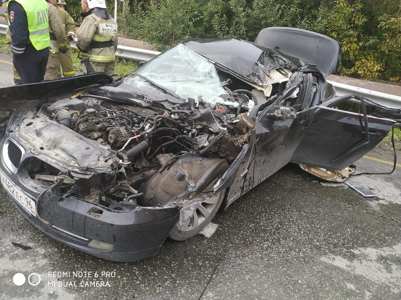 Под Екатеринбургом BMW с 18-летним парнем врезалась в грузовик: фото с  места аварии 26 августа 2019 года - 26 августа 2019 - Е1.ру