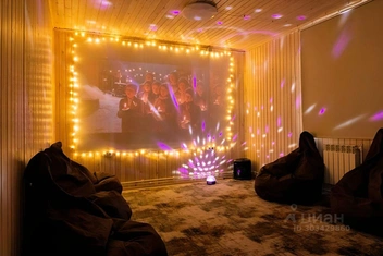 Есть проектор для просмотра фильмов | Источник: cian.ru